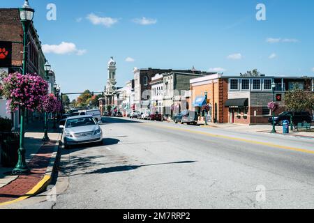 Georgetown, Kentucky, 17. Oktober 2016: Main Street in Georgetown, Kentucky an einem wunderschönen Sonnentag im Herbst. Stockfoto