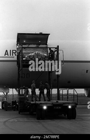 Crewmitglieder laden Sitze von einem KC-10 Extender-Flugzeug auf einen Cochran Loader. Basis: RAF Mildenhall Country: Großbritannien / England (GBR) Stockfoto