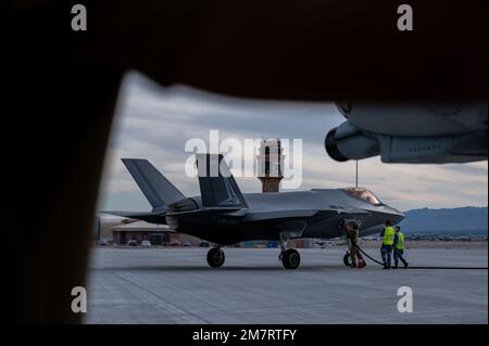 Luftwaffenflugzeuge der US-Luftwaffe, die der Davis-Monthan Air Force Base, Arizona, und der Royal Australian Air Force (RAAF) Airmen betanken eine RAAF F-35A während eines FARP-Trainings während der Black Flag 22-1 auf der Nellis Air Force Base, Nevada, am 12. Mai 2022. Flugzeuge der RAAF nahmen an Schulungen teil, um die Interoperabilität zwischen den Einsatzkräften an ihrer Heimatstation zu verbessern. Air Combat Command,Air Power,Australian,Davis-Monthan,FARP,Tankstelle im vorderen Bereich,HC-130J,Nellis AFB,Training,Tanken, Stockfoto