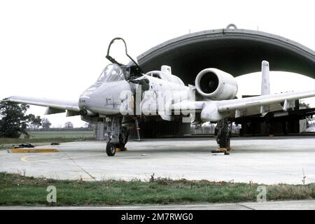 Eine linke Vorderansicht eines A-10 Thunderbolt II-Flugzeugs, während ein Flieger einem Piloten an Bord hilft. Basis: RAF Bentwaters Country: England / Großbritannien (eng) Stockfoto