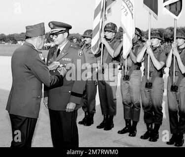 BGEN Andre J. Ognibene erhält die Ehrenmedaille nach seinem Rücktritt aus der Armee. Die Präsentation ist LGEN Charles C. Pixley, General der Armee. Basis: Fort Sam Houston, San Antonio Bundesstaat: Texas (TX) Land: Vereinigte Staaten von Amerika (USA) Stockfoto