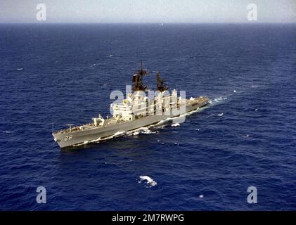 Backbordbogenansicht des im Gange befindlichen Raketenkreuzers USS BELKNAP (CG-26). Land: Unbekannt Stockfoto