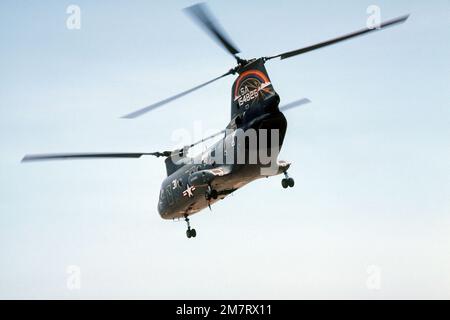 Linke Rückansicht eines CH-46D Sea Knight Hubschraubers vom Helicopter Combat Support Squadron 3 (HC-3), Ablösung 103. Der Hubschrauber ist dem Munitionsschiff der Kilauea-Klasse USS KISKA (AE 35) zugewiesen. Land: Unbekannt Stockfoto