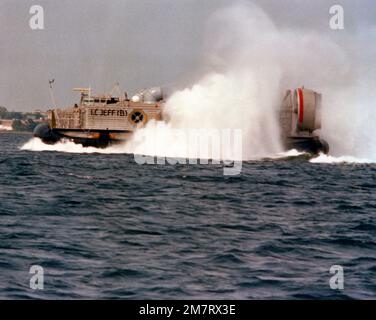 Ein Hafenstrahl-Blick auf das amphibische Angriffslandungsschiff (AALC) 'Jeff B' im Gange. Basis: Panama City Bundesstaat: Florida (FL) Land: Vereinigte Staaten von Amerika (USA) Stockfoto