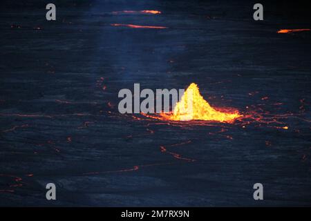 Kilauea, Usa. 08. Januar 2023. Luftaufnahme eines großen Lavafringbrunnens während des Ausbruchs im Halema„uma„U-Krater auf dem Kilauea-Gipfel im Hawai„i Volcanoes-Nationalpark, 8. Januar 2023 in Hawaii. Nach einer fast einmonatigen Pause auf dem Gipfel des Vulkans Klauea begann sich der riesige Lavasee am 5. Januar 2023 zu füllen. Kredit: Natalia Deligne/USGS/Alamy Live News Stockfoto