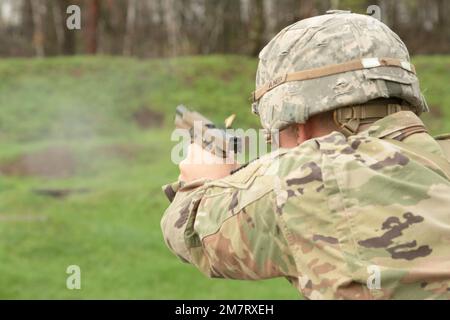 Sgt. Robert Black aus Crystal Lake, Illinois, Spezialist für Gesundheitsfürsorge bei der 708. Medical Company der Illinois National Guard, feuert eine M9 Pistole ab. Er ist einer von zwölf Soldaten der Nationalgarde, die am 11.-15. Mai 2022 in Camp Ripley, Minnesota, am Wettbewerb der besten Krieger der Region IV teilnehmen. Der jährliche Wettkampf testet die militärischen Fähigkeiten, die körperliche Kraft und die Ausdauer der besten Soldaten und nicht kommissionierten Offiziere aus Minnesota, Wisconsin, Iowa, Illinois, Michigan, Indiana und die Nationalgarde von Ohio. Die Gewinner nehmen am 20-30. Juli an der Nationalgarde Teil Stockfoto