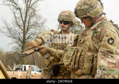 SPC. Michael Wallace Springfield, Illinois, Spezialist für Signalunterstützungssysteme bei der Illinois National Guard's Headquarters and Headquarters Company, 2. Bataillon, 130. Infanterie-Regiment , räumt eine M9-Pistole aus dem Schießstand. Er ist einer von zwölf Soldaten der Nationalgarde, die am 11.-15. Mai 2022 in Camp Ripley, Minnesota, am Wettbewerb der besten Krieger der Region IV teilnehmen. Der jährliche Wettkampf testet die militärischen Fähigkeiten, die körperliche Kraft und die Ausdauer der besten Soldaten und nicht kommissionierten Offiziere aus Minnesota, Wisconsin, Iowa, Illinois, Michigan, Indiana und die Nationalgarde von Ohio. Die Stockfoto