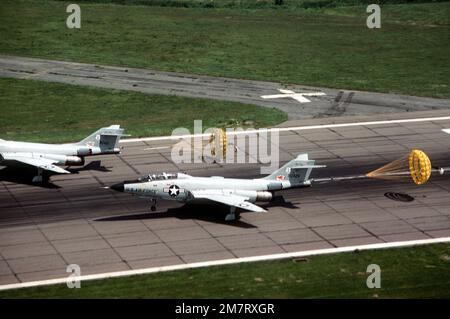 Eine linke Seitenansicht der beiden F-101 Voodoo-Flugzeuge, die während der Übung Sentry Castle '81 landen, mit ausgefahrenen Schlepprutschen. Das Flugzeug ist der 107. Fighter Interceptor Group, der 136. Fighter Interceptor Squadron, New York Air National Guard zugeteilt. Betrifft Operation/Serie: SENTRY CASTLE '81 Basis: Niagara Falls Staat: New York (NY) Land: Vereinigte Staaten von Amerika (USA) Stockfoto