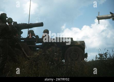 Soldaten feuern einen Panzerabwehrraketenwerfer ab, der auf einem Jeep montiert ist, während der Übung Wentry Castle '81. Die Crew ist der Nationalgarde der Army zugeteilt. Betreff Operation/Serie: SENTRY CASTLE '81 Basis: Fort Drum Staat: New York (NY) Land: Vereinigte Staaten von Amerika (USA) Stockfoto