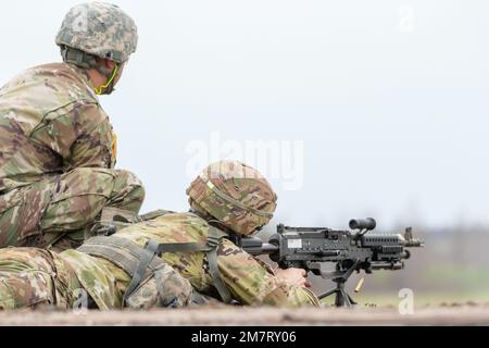 Sgt. Joshua Kleinhans aus Kiel, Wisconsin, ein Spezialist für Brandkontrolle bei der B Battery der Nationalgarde von Wisconsin, 1. Bataillon, 121. Artillerie-Regiment, feuert während des Wettbewerbs der besten Krieger der Region IV vom 11. Bis 15. Mai 2022 in Camp Ripley, Minnesota, ein Maschinengewehr von M240B. Der jährliche Wettkampf testet die militärischen Fähigkeiten, die körperliche Kraft und die Ausdauer der besten Soldaten und nicht kommissionierten Offiziere aus Minnesota, Wisconsin, Iowa, Illinois, Michigan, Indiana und die Nationalgarde von Ohio. Die Gewinner nehmen am Wettbewerb der Nationalgarde vom 20. Bis 30. Juli 2022 in Camp Teil Stockfoto