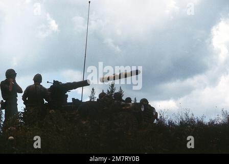 Soldaten feuern einen Panzerabwehrraketenwerfer ab, der auf einem Jeep montiert ist, während der Übung Wentry Castle '81. Die Crew ist der Nationalgarde der Army zugeteilt. Betreff Operation/Serie: SENTRY CASTLE '81 Basis: Fort Drum Staat: New York (NY) Land: Vereinigte Staaten von Amerika (USA) Stockfoto