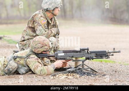 Sgt. Joshua Kleinhans aus Kiel, Wisconsin, ein Spezialist für Brandkontrolle bei der B Battery der Nationalgarde von Wisconsin, 1. Bataillon, 121. Artillerie-Regiment, feuert während des Wettbewerbs der besten Krieger der Region IV vom 11. Bis 15. Mai 2022 in Camp Ripley, Minnesota, ein Maschinengewehr von M240B. Der jährliche Wettkampf testet die militärischen Fähigkeiten, die körperliche Kraft und die Ausdauer der besten Soldaten und nicht kommissionierten Offiziere aus Minnesota, Wisconsin, Iowa, Illinois, Michigan, Indiana und die Nationalgarde von Ohio. Die Gewinner nehmen am Wettbewerb der Nationalgarde vom 20. Bis 30. Juli 2022 in Camp Teil Stockfoto