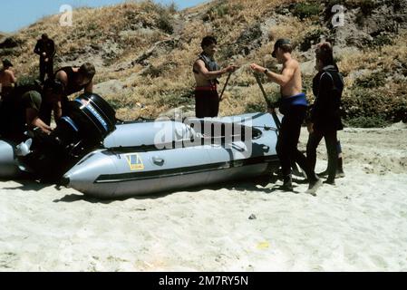 Die Mitglieder des Kampfkontrollteams sichern die Ausrüstung auf einem aufblasbaren Boot, wenn sie nach einem Fallschirmsprung während eines Wassertrainings am Strand ankommen. Die Flugzeuge sind dem 63. Militärflugzeug zugeteilt. Basis: Marine Corps Basislager Pendleton Bundesstaat: Kalifornien (CA) Land: Vereinigte Staaten von Amerika (USA) Stockfoto