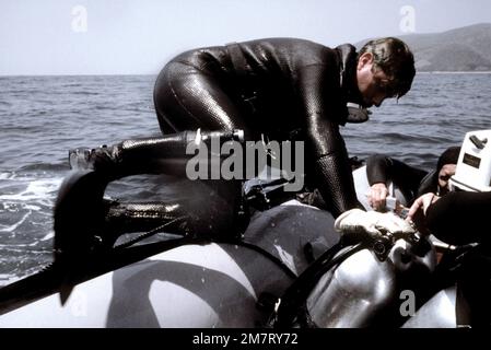 Ein Kampfkontrollteam Taucher besteigt während eines Wassertrainings ein aufblasbares Boot. Das Teammitglied ist vom 63. Militärischen Luftschiff-Flügel. Basis: Anacapa Island Bundesstaat: Kalifornien (CA) Land: Vereinigte Staaten von Amerika (USA) Stockfoto