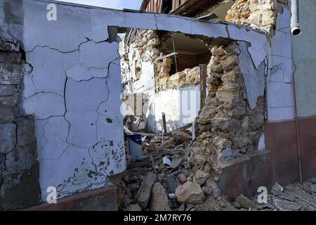 Kherson, Ukraine. 10. Januar 2023. Der Eingang zum Haus der Zwillinge wurde von einer russischen Rakete zerstört. Aleksei, 62, und sein Zwillingsbruder Sergei wurden heute Abend von einer russischen Rakete getroffen. Aleksei, der im Wohnzimmer saß, wurde von Schutt von der Wand getroffen, der seinen Kopf verletzt hat. Kredit: SOPA Images Limited/Alamy Live News Stockfoto