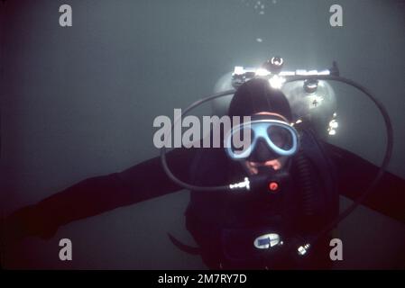 Ein Mitglied des Kampfkontrollteams taucht während eines Wassertrainings. Das Teammitglied ist vom 63. Militärischen Luftschiff-Flügel. Basis: Anacapa Island Bundesstaat: Kalifornien (CA) Land: Vereinigte Staaten von Amerika (USA) Stockfoto