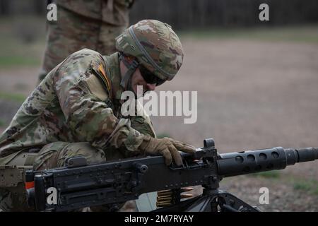 SPC. Michael Wallace aus Springfield, Illinois, Spezialist für Signalunterstützungssysteme bei der Illinois National Guard's Headquarters and Headquarters Company, 2. Bataillon, Das 130. Infanterie-Regiment bereitet sich auf das Schießen mit dem Maschinengewehr Kaliber .50 im Rahmen des Stress Shooting-Events während der Region IV Best Warrior Competition am 12. Mai 2022 vor. Er ist einer von zwölf Soldaten der Nationalgarde, die am besten Krieger-Wettbewerb der Region IV vom 11. Bis 15. Mai 2022 in Camp Ripley, Minnesota, teilnehmen. Der jährliche Wettkampf testet die militärischen Fähigkeiten, die körperliche Kraft und die Ausdauer der Spitzensoldaten und Nichtkommissi Stockfoto