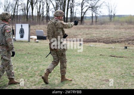 SPC. Brock Cerneka aus Youngstown, Ohio, Militärpolizei bei der 838. Militärpolizeigesellschaft der Ohio National Guard, feuert seine Waffe während der Stressaufnahme des Wettbewerbs der besten Krieger der Region IV am 12. Mai 2022 ab. Er ist einer von zwölf Soldaten der Nationalgarde, die am besten Krieger-Wettbewerb der Region IV vom 11. Bis 15. Mai 2022 in Camp Ripley, Minnesota, teilnehmen. Der jährliche Wettkampf testet die militärischen Fähigkeiten, die körperliche Kraft und die Ausdauer der besten Soldaten und nicht kommissionierten Offiziere aus Minnesota, Wisconsin, Iowa, Illinois, Michigan, Indiana und die Nationalgarde von Ohio. Die Gewinner Stockfoto