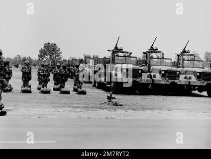 Kampfbereitschaft Marines of Weapons Platoon, 8. Marineregiment, bereit zur Inspektion durch den Verteidigungsminister Caspar W. Weinberger. Basis: Marinestützpunkt, Camp Lejeune Bundesstaat: North Carolina (NC) Land: Vereinigte Staaten von Amerika (USA) Stockfoto