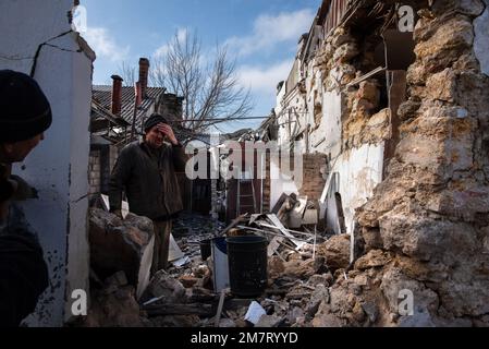 Kherson, Ukraine. 10. Januar 2023. Der 62-jährige Aleksei hält sein Gesicht vor seinem bombardierten Haus in der Stadt Kherson. Am Nachmittag des Monats 9. beschossen russische Truppen die Stadt Kherson mit einem heftigen Beschuss, der Dutzende von Häusern, Verletzten und Todesopfern zerstörte. Kredit: SOPA Images Limited/Alamy Live News Stockfoto