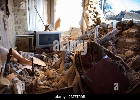 Kherson, Ukraine. 10. Januar 2023. Ein Zimmer in einem Haus in Kherson, komplett zerstört durch einen russischen Bombenanschlag. Am Nachmittag des Monats 9. beschossen russische Truppen die Stadt Kherson mit einem heftigen Beschuss, der Dutzende von Häusern, Verletzten und Todesopfern zerstörte. Kredit: SOPA Images Limited/Alamy Live News Stockfoto