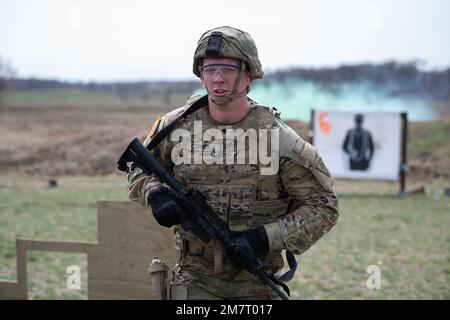 SPC. Brock Cerneka aus Youngstown, Ohio, Militärpolizei der 838. Militärpolizei der Ohio National Guard, schließt die Stressaufnahme während des Wettbewerbs der besten Krieger der Region IV am 12. Mai 2022 ab. Er ist einer von zwölf Soldaten der Nationalgarde, die am besten Krieger-Wettbewerb der Region IV vom 11. Bis 15. Mai 2022 in Camp Ripley, Minnesota, teilnehmen. Der jährliche Wettkampf testet die militärischen Fähigkeiten, die körperliche Kraft und die Ausdauer der besten Soldaten und nicht kommissionierten Offiziere aus Minnesota, Wisconsin, Iowa, Illinois, Michigan, Indiana und die Nationalgarde von Ohio. Die Gewinner ziehen um Stockfoto