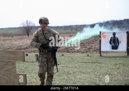 SPC. Brock Cerneka aus Youngstown, Ohio, Militärpolizei der 838. Militärpolizei der Ohio National Guard, schließt die Stressaufnahme während des Wettbewerbs der besten Krieger der Region IV am 12. Mai 2022 ab. Er ist einer von zwölf Soldaten der Nationalgarde, die am besten Krieger-Wettbewerb der Region IV vom 11. Bis 15. Mai 2022 in Camp Ripley, Minnesota, teilnehmen. Der jährliche Wettkampf testet die militärischen Fähigkeiten, die körperliche Kraft und die Ausdauer der besten Soldaten und nicht kommissionierten Offiziere aus Minnesota, Wisconsin, Iowa, Illinois, Michigan, Indiana und die Nationalgarde von Ohio. Die Gewinner ziehen um Stockfoto