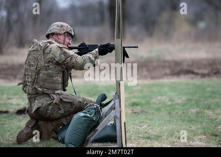 SPC. Brock Cerneka aus Youngstown, Ohio, Militärpolizei bei der 838. Militärpolizeigesellschaft der Ohio National Guard, feuert seine Waffe während der Stressaufnahme des Wettbewerbs der besten Krieger der Region IV am 12. Mai 2022 ab. Er ist einer von zwölf Soldaten der Nationalgarde, die am besten Krieger-Wettbewerb der Region IV vom 11. Bis 15. Mai 2022 in Camp Ripley, Minnesota, teilnehmen. Der jährliche Wettkampf testet die militärischen Fähigkeiten, die körperliche Kraft und die Ausdauer der besten Soldaten und nicht kommissionierten Offiziere aus Minnesota, Wisconsin, Iowa, Illinois, Michigan, Indiana und die Nationalgarde von Ohio. Die Gewinner Stockfoto