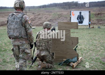 SPC. Brock Cerneka aus Youngstown, Ohio, Militärpolizei bei der 838. Militärpolizeigesellschaft der Ohio National Guard, feuert seine Waffe während der Stressaufnahme des Wettbewerbs der besten Krieger der Region IV am 12. Mai 2022 ab. Er ist einer von zwölf Soldaten der Nationalgarde, die am besten Krieger-Wettbewerb der Region IV vom 11. Bis 15. Mai 2022 in Camp Ripley, Minnesota, teilnehmen. Der jährliche Wettkampf testet die militärischen Fähigkeiten, die körperliche Kraft und die Ausdauer der besten Soldaten und nicht kommissionierten Offiziere aus Minnesota, Wisconsin, Iowa, Illinois, Michigan, Indiana und die Nationalgarde von Ohio. Die Gewinner Stockfoto