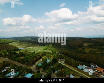 Luftaufnahme über Feld und Berg Stockfoto