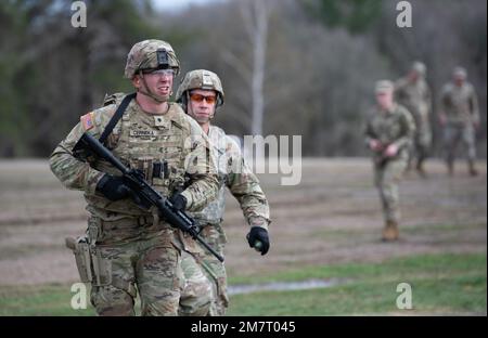 SPC. Brock Cerneka aus Youngstown, Ohio, Militärpolizei bei der 838. Militärpolizei der Ohio National Guard beginnt die Stressaufnahme während des Wettbewerbs der besten Krieger der Region IV am 12. Mai 2022. Er ist einer von zwölf Soldaten der Nationalgarde, die am besten Krieger-Wettbewerb der Region IV vom 11. Bis 15. Mai 2022 in Camp Ripley, Minnesota, teilnehmen. Der jährliche Wettkampf testet die militärischen Fähigkeiten, die körperliche Kraft und die Ausdauer der besten Soldaten und nicht kommissionierten Offiziere aus Minnesota, Wisconsin, Iowa, Illinois, Michigan, Indiana und die Nationalgarde von Ohio. Die Gewinner werden weiterziehen Stockfoto