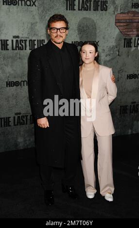 LOS ANGELES, KALIFORNIEN - 09. JANUAR: (L-R) Pedro Pascal und Bella Ramsey besuchen die Los Angeles Premiere von HBO's „The Last of US“ im Regency Village Stockfoto