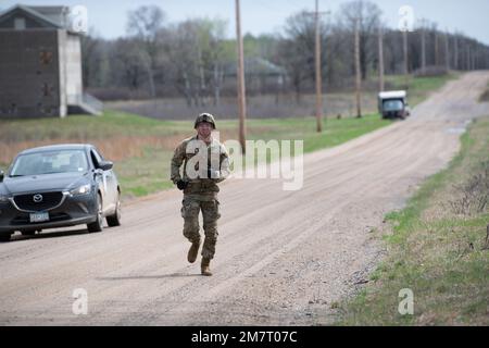 SPC. Brock Cerneka aus Youngstown, Ohio, Militärpolizei bei der Militärpolizei der Ohio National Guard 838. Military Police Company, startet das Stressereignis mit einem Lauf während des Wettbewerbs der besten Krieger der Region IV am 12. Mai 2022. Er ist einer von zwölf Soldaten der Nationalgarde, die am besten Krieger-Wettbewerb der Region IV vom 11. Bis 15. Mai 2022 in Camp Ripley, Minnesota, teilnehmen. Der jährliche Wettkampf testet die militärischen Fähigkeiten, die körperliche Kraft und die Ausdauer der besten Soldaten und nicht kommissionierten Offiziere aus Minnesota, Wisconsin, Iowa, Illinois, Michigan, Indiana und die Nationalgarde von Ohio. Die Gewinner Stockfoto