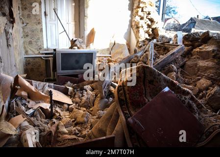 Kherson, Ukraine. 10. Januar 2023. Ein Zimmer in einem Haus in Kherson, komplett zerstört durch einen russischen Bombenanschlag. Am Nachmittag des Monats 9. beschossen russische Truppen die Stadt Kherson mit einem heftigen Beschuss, der Dutzende von Häusern, Verletzten und Todesopfern zerstörte. (Foto: Ximena Borrazas/SOPA Images/Sipa USA) Guthaben: SIPA USA/Alamy Live News Stockfoto