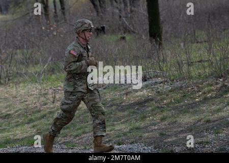 Sgt. Joshua Kleinhans aus Kiel, Wisconsin, Spezialist für Brandkontrolle bei der B Battery der Nationalgarde von Wisconsin, 1. Bataillon, 121. Artillerie-Regiment, startet das Stressshooting-Event mit einem Lauf während des Wettbewerbs der besten Krieger der Region IV am 12. Mai 2022. Er ist einer von zwölf Soldaten der Nationalgarde, die am besten Krieger-Wettbewerb der Region IV vom 11. Bis 15. Mai 2022 in Camp Ripley, Minnesota, teilnehmen. Der jährliche Wettkampf testet die militärischen Fähigkeiten, die körperliche Kraft und die Ausdauer der besten Soldaten und nicht kommissionierten Offiziere aus Minnesota, Wisconsin, Iowa, Illinois, Michigan, Indi Stockfoto