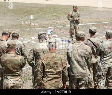 Oberst Stephen Fairless, Befehlshaber der 1. Panzerbrigade, 1. Panzerdivision, gibt den Führern, die an der Nachhaltigkeitsprobe der Brigade im Rodriguez Live Fire Complex, Republik Korea, am 12. Mai 2022 teilgenommen haben, umfassende Anleitung; Ziel der Nachhaltigkeitsprüfung war es, die Aktionen der Brigade während der Übung zu synchronisieren, um der Einheit eine effektive Schulung zu bieten. Soldaten der 1. Panzerbrigade-Kampfeinheit ‚Ready First‘, 1. Panzerdivision (die derzeitige 2. Rotationsbrigade der ROK-US-Einheit) nahmen an der ‚Warrior Ready Strike‘-tra Teil Stockfoto