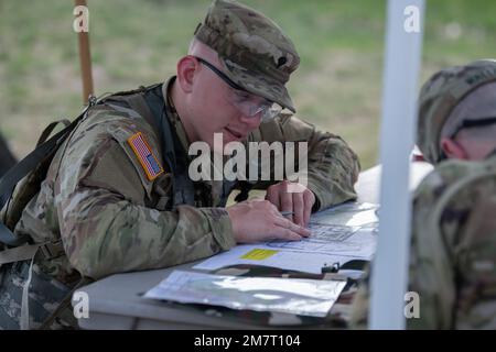 SPC. Brock Cerneka aus Youngstown, Ohio, Militärpolizei der 838. Militärpolizei der Ohio National Guard, plant seine Landverkehrspunkte während des Wettbewerbs der besten Krieger der Region IV am 12. Mai 2022. Er ist einer von zwölf Soldaten der Nationalgarde, die am besten Krieger-Wettbewerb der Region IV vom 11. Bis 15. Mai 2022 in Camp Ripley, Minnesota, teilnehmen. Der jährliche Wettkampf testet die militärischen Fähigkeiten, die körperliche Kraft und die Ausdauer der besten Soldaten und nicht kommissionierten Offiziere aus Minnesota, Wisconsin, Iowa, Illinois, Michigan, Indiana und die Nationalgarde von Ohio. Die Gewinner ziehen um Stockfoto