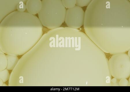 Makrokunst mit der Interaktion von verschiedenen Flüssigkeitsdichten wie Milch, Öl und Farbe und einem Hauch Spülmittel! Stockfoto