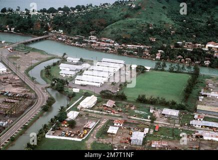 Eine Luftaufnahme, die einen Teil der USA umfasst Marinestützpunkt, Subic Bay, links und Vordergrund, Teil der Stadt Olongapo und auch die Brücke, die über den Kanal gebaut wurde, um die beiden Gemeinden zu verbinden. Basis: Luzon Land: Republik der Philippinen (PHL) Stockfoto