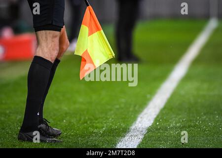 Abbildung zeigt die Flagge des Schiedsrichters während des French Cup, Runde 64 Fußballspiel zwischen LOSC Lille und ESTAC Troyes am 8. Januar 2023 im Stadion Pierre Mauroy in Villeneuve-d'Ascq, Frankreich - Foto: Matthieu Mirville/DPPI/LiveMedia Stockfoto