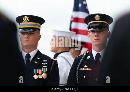 US-Militärangehörige der Joint Armed Forces Honor Guard führen eine Ehrensperrung zu Ehren von König Abdullah II. Von Jordanien im Pentagon in Arlington, Virginia, am 12. Mai 2022 durch. Verteidigungsminister Lloyd J. Austin III. War Gastgeber der Veranstaltung. Stockfoto