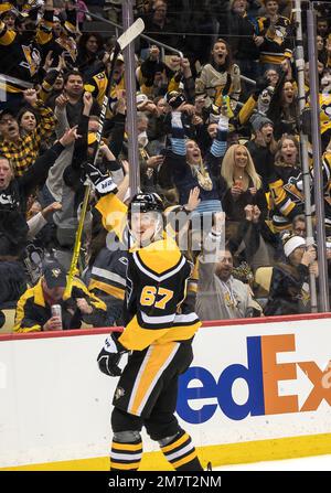 Pittsburgh, Usa. 10. Januar 2023. Pittsburgh Penguins Rickard Rakell (67) feiert sein Tor in der zweiten Periode gegen die Vancouver Canucks in der PPG Paints Arena in Pittsburgh am Dienstag, den 10. Januar 2023. Foto: Archie Carpenter/UPI Credit: UPI/Alamy Live News Stockfoto