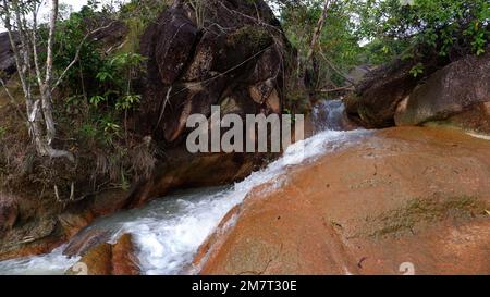 Der Wasserfluss ist Ein Fluss, der auf der Oberfläche und Spalten der Felsen fließt Stockfoto
