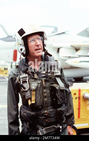 Admiral Thomas B. Hayward, LEITER der Marineeinsätze, in Flugausrüstung, bereitet sich auf den Einstieg in ein A-6-Intruder-Flugzeug vor, das ihn zum Flugzeugträger USS MIDWAY (CVA 41) für einen Besuch bringt. Basis: Marinestützpunkt, Subic Bay Staat: Luzon Land: Philippinen (PHL) Stockfoto