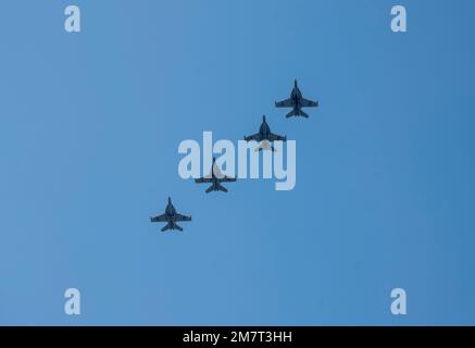 Eine Formation der USA Navy F/A-18 Super Hornets fliegen über die Anlage während Checkered Flag 22-2 auf dem Luftwaffenstützpunkt Tyndall, Florida, 12. Mai 2022. Checkered Flag ist eine Luftübung mit großen Kräften in Tyndall, die die Bereitschaft und Interoperabilität durch den Einbau von Flugzeugen der 4. Und 5. Generation während des Luft-zu-Luft-Kampftrainings fördert. Die 22-2. Wiederholung der Übung fand vom 9. Bis 20. Mai 2022 statt. Stockfoto