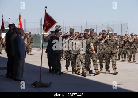 USA Marines, die dem Marinefamilien- und Taktikgeschwader Eins (MAWTS-1) zugeteilt sind, salutieren die früheren und gegenwärtigen kommandierenden Offiziere von MAWTS-1 während einer Pass- und Überprüfungszeremonie bei einer Zeremonie zur Befehlsänderung in der Marine Corps Air Station Yuma, Arizona am 12. Mai 2022. Die MAWTS-1-Zeremonie zum Kommandowechsel markierte die offizielle Übertragung der Autorität vom ausscheidenden Befehlshaber, Oberst Steve E. Gillette, an den neuen Befehlshaber, Oberst Eric D. Purcell. Stockfoto