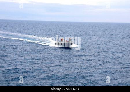 220512-O-NR876-761 SEA OF JAPAN (12. Mai 2022) Seeleute begannen mit dem 7m starren Schlauchboot (RIB) von dem Küstenschiff USS Charleston der Unabhängigkeitsklasse (LCS 18) nach dem Start von Charleston während der Übung Noble Vanguard. Noble Vanguard dient als Befähiger zur Verstärkung der Taktiken und Techniken verschiedener Missionspakete, die zur regionalen Stabilität beitragen. Stockfoto