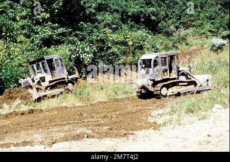 Mitglieder des 554. Bauingenieurgeschwaders betreiben Bulldozer, um den Schießstand zu räumen. Die Einheit nimmt an einer gemeinsamen Mobilitätsübung des Red Horse Team Teil. Basis: Camp Casey Country: Südkorea Stockfoto