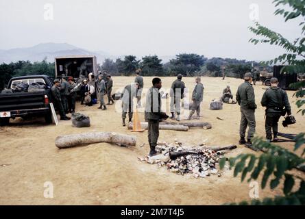 Mitglieder der 554. Bauingenieurstaffel packen Campingausrüstung ein und räumen das Lager auf. Die Einheit nimmt an einer gemeinsamen Mobilitätsübung des Red Horse Team Teil. Basis: Camp Casey Country: Südkorea Stockfoto
