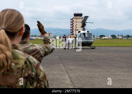 Flugzeuge der 374. Medical Group führen während einer medizinischen Trainingsübung am 12. Mai 2022 auf dem Luftwaffenstützpunkt Yokota, Japan, aus einem UH-1N Iroquois Helikopter Patienten aus. Sobald die Patienten für eine aeromedizinische Evakuierungsmission abgeholt und in ein Traumazentrum gebracht werden, trifft sich ein Team des Patienten-Staging-Systems auf dem Weg und liefert die kritischen Patienten zur lebensrettenden Versorgung ins Krankenhaus. Stockfoto